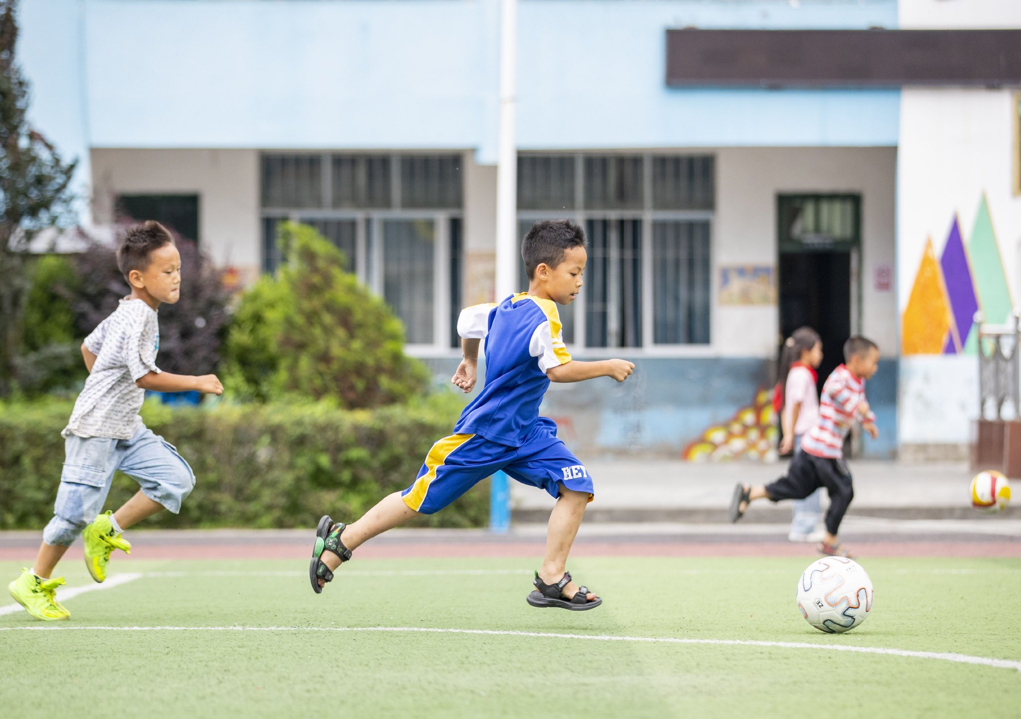 学生在体育课上踢足球.通讯员 罗京来 摄