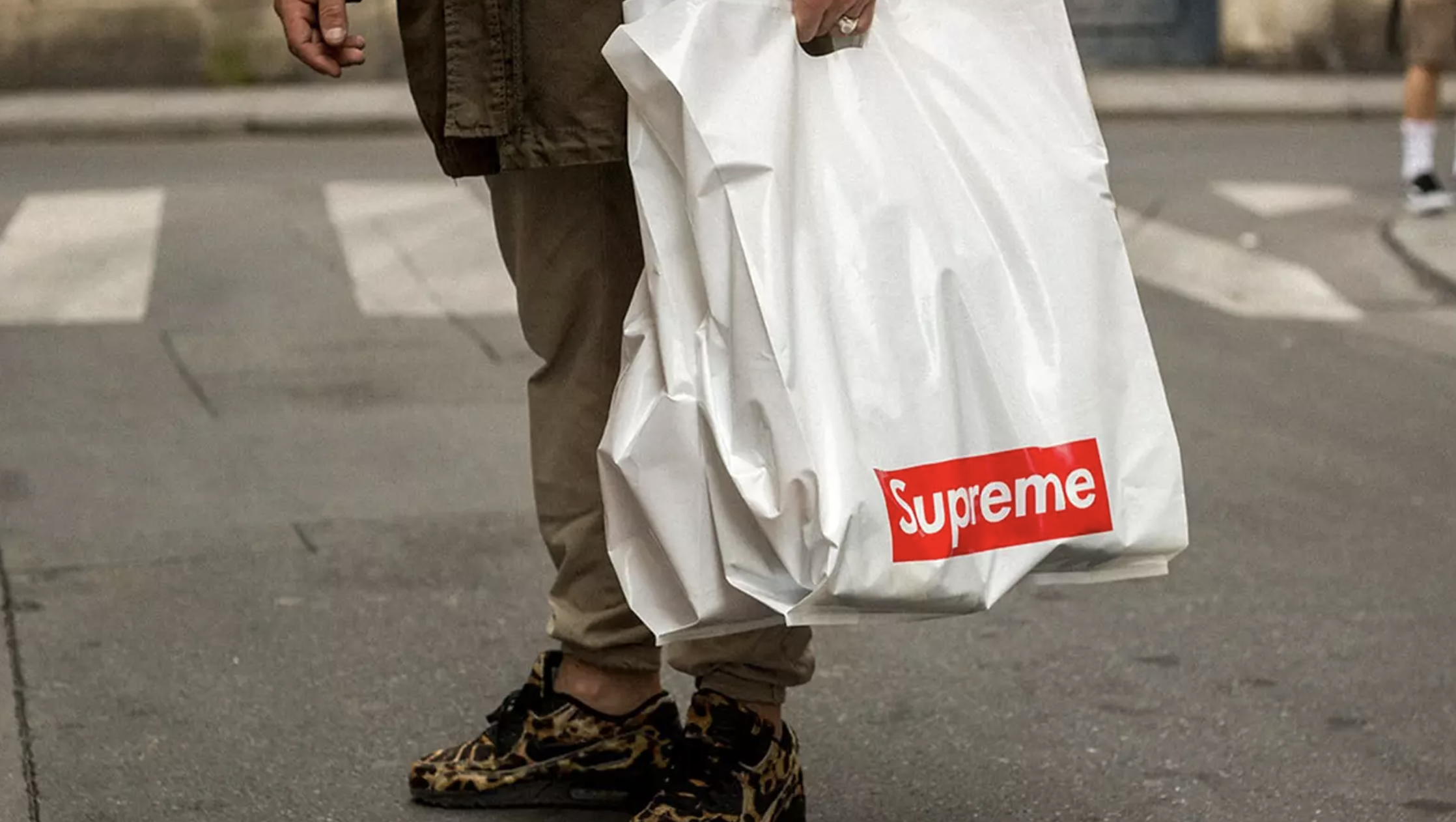 supreme江湖地位岌岌可危,2022年引发母公司资产减值损失超7亿美元