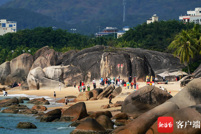 游客在天涯海角游览区游玩.三亚旅文集团供图