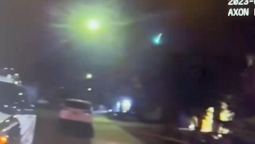 ↑拉斯维加斯警官随身摄像机里捕捉到了一道绿光从天空划过