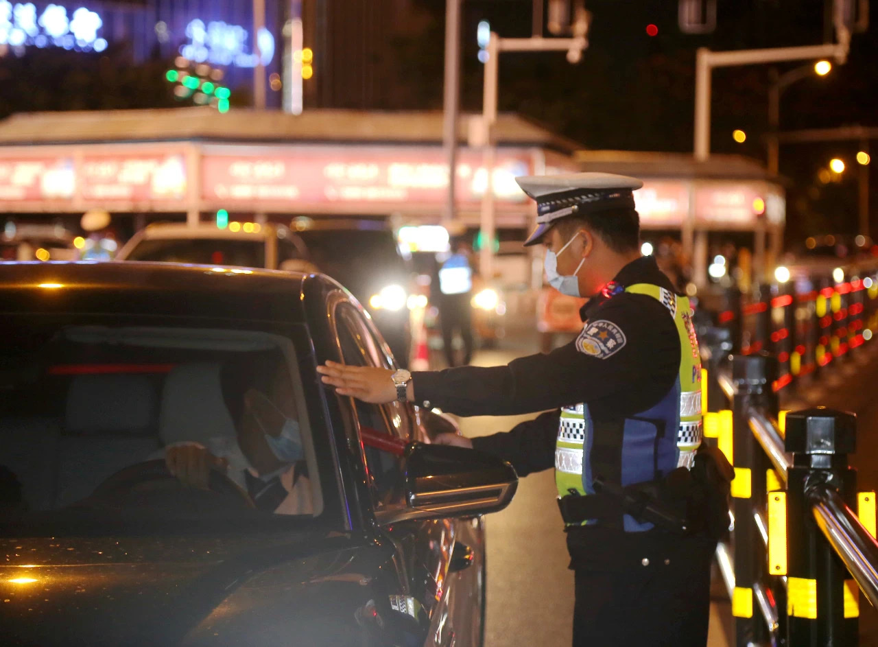 海南交警正在查酒驾.海南交警供图