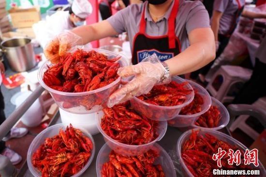 江苏盱眙万人龙虾宴火热开席