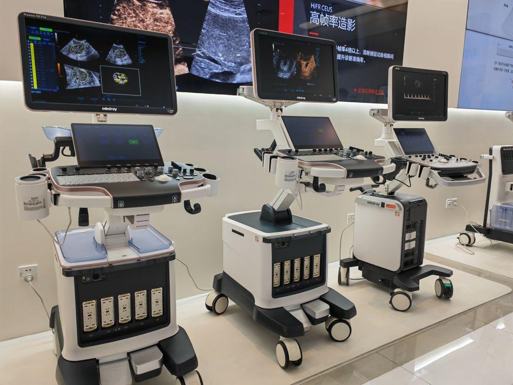 图为迈瑞医疗展厅内陈列的医疗器械.新华社记者周颖 摄