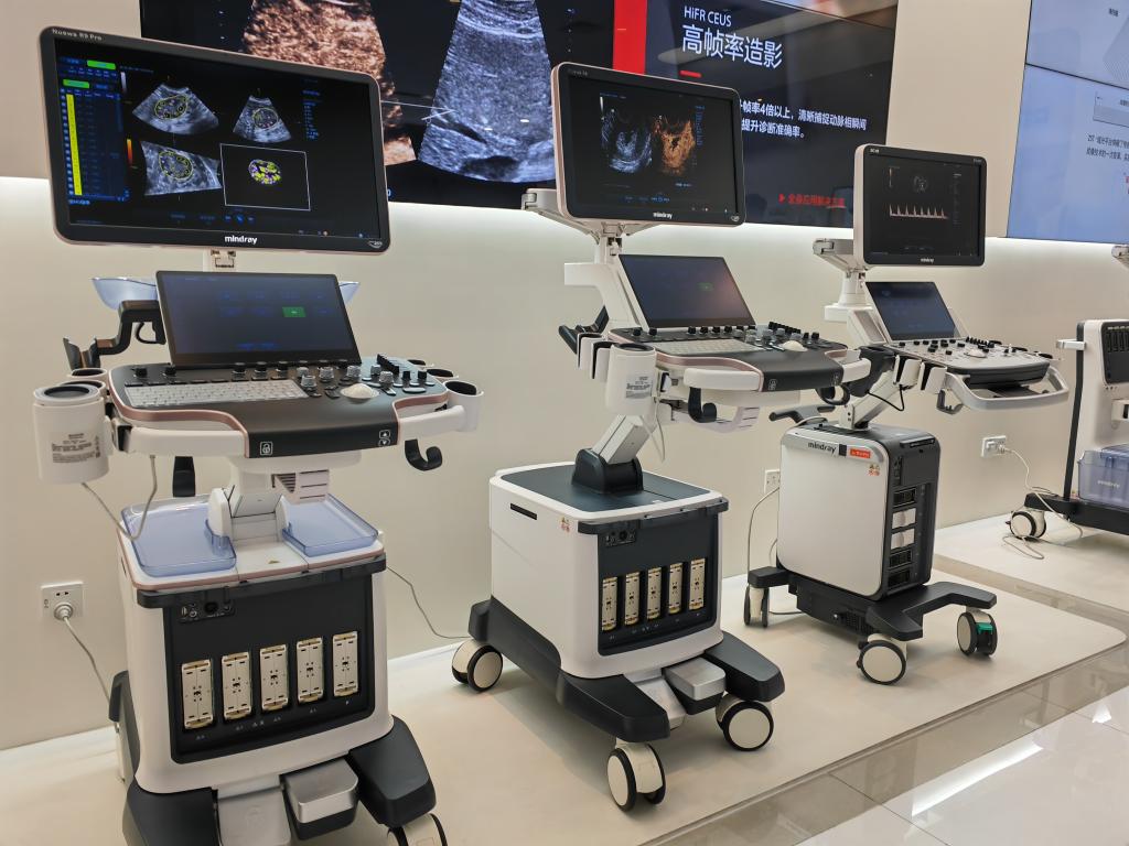 图为迈瑞医疗展厅内陈列的医疗器械.新华社记者周颖 摄