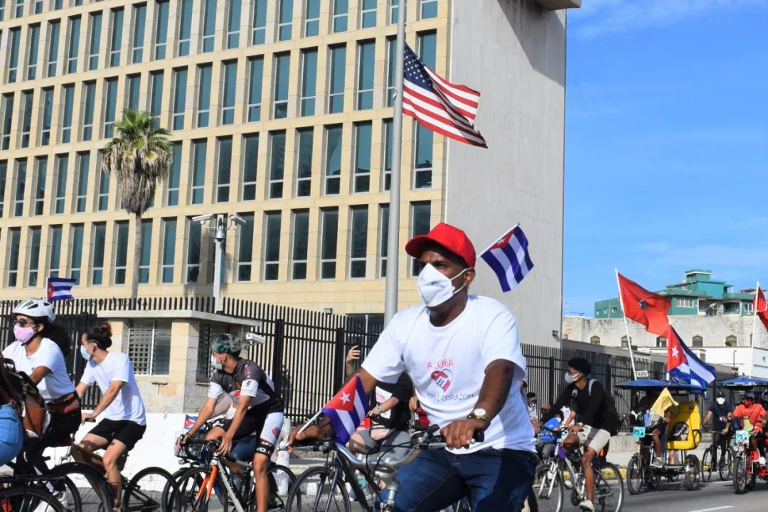 2021年8月5日,在古巴首都哈瓦那,反美封锁游行队伍经过美国驻古巴大使