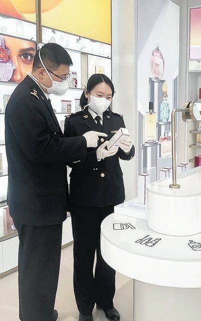 北京海关所属天竺海关关员在"王府井全球购"跨境体验店进行现场奸查