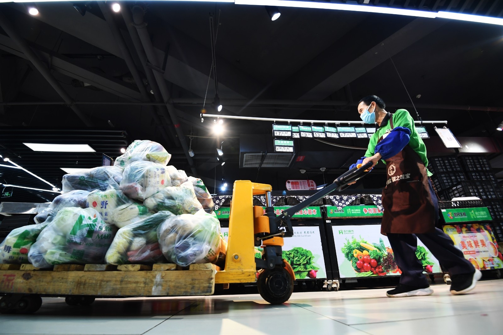 贵阳市南明区惠民生鲜合力超市南浦路店的员工在搬运分装好的生鲜包.