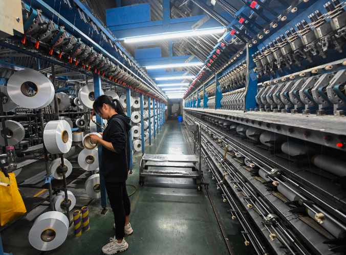 数字化车间内,自动化生产设备在生产高品质锦纶弹力丝 图片来源:新华