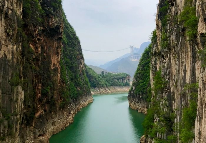 在两山夹缝形成的"一线天"里若隐若现的牂牁江大桥.