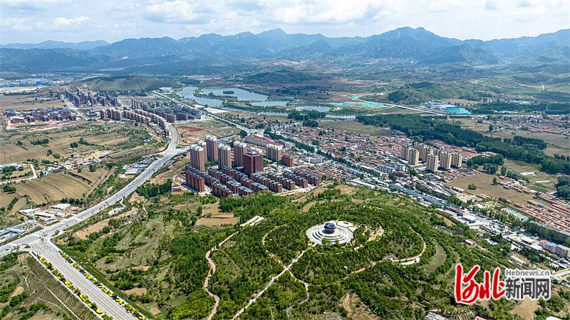 绿水青山环绕的涞源县县城. 河北日报通讯员 王大庆摄