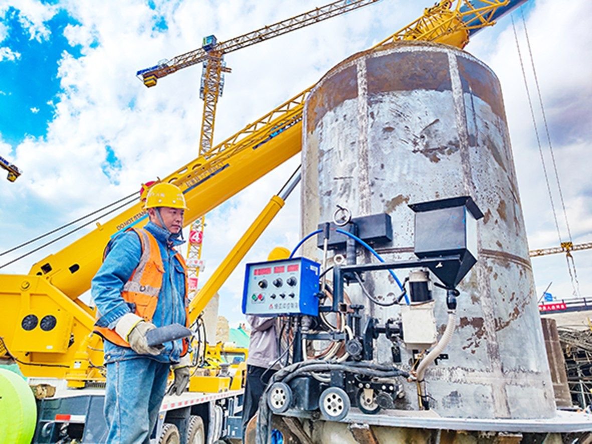 工作中的焊接机器人.记者 常鸣/摄