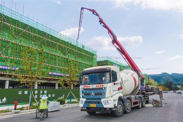 5月17日,在安康·中国西北纺织服装产业城项目工地,混凝土泵车正在