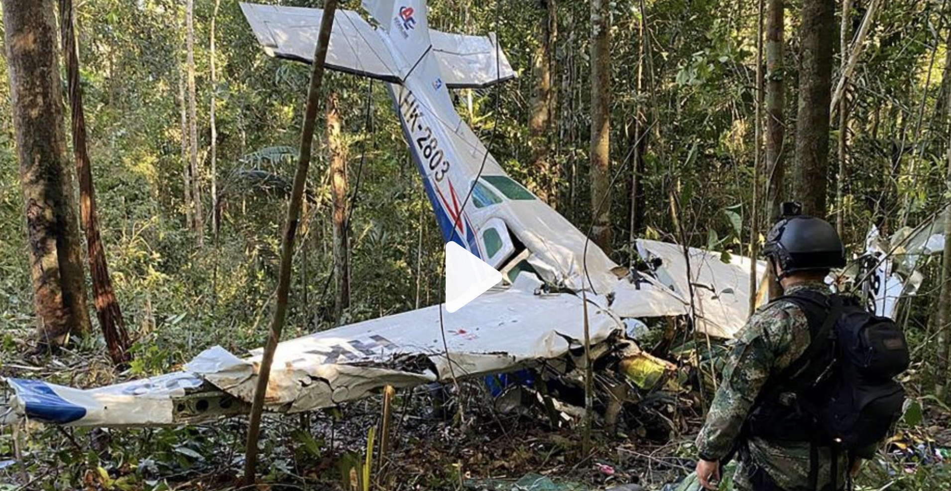 ↑事发两周后，救援人员陆续发现飞机残骸和3具成年人（孩子母亲、向导和飞行员）遗体