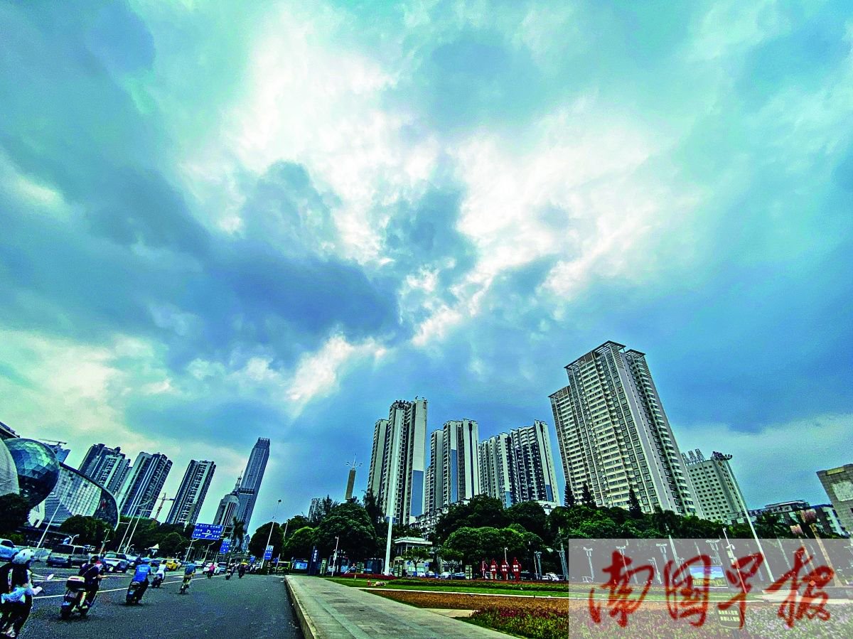 6月13日,南宁遭阵雨突袭.记者 游拥军 摄