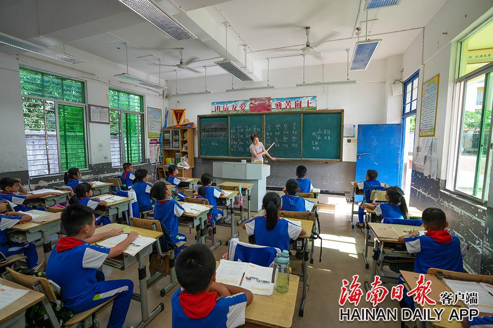 6月13日,在白沙黎族自治县青松乡中心学校,学生们正在上语文课.