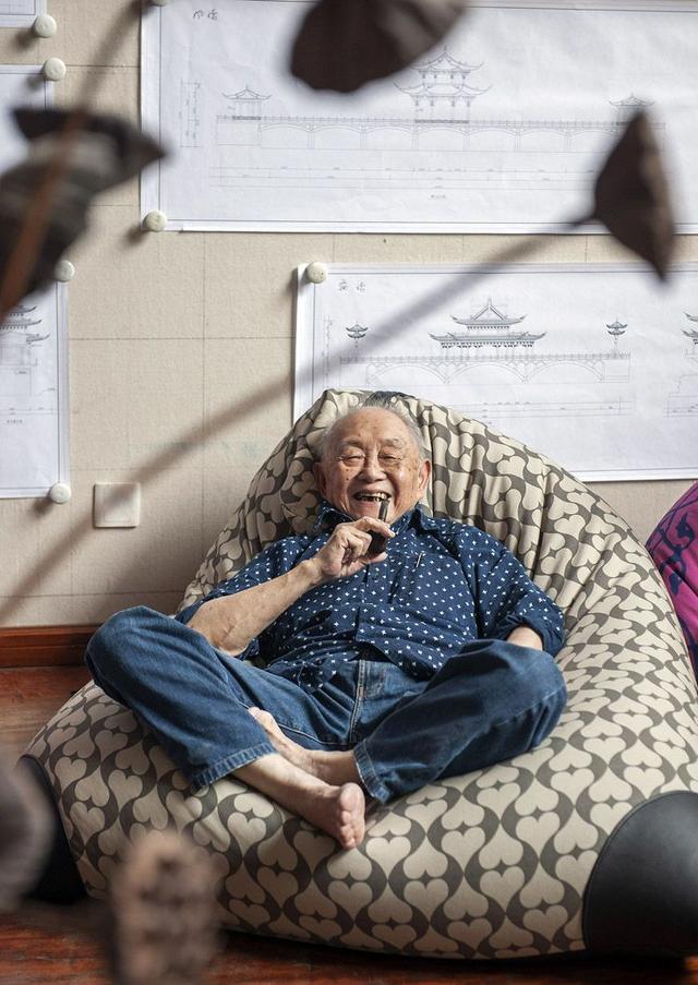 声明由黄永玉的子女黄黑蛮,黄黑妮,李洁琴携孙黄香,黄田共