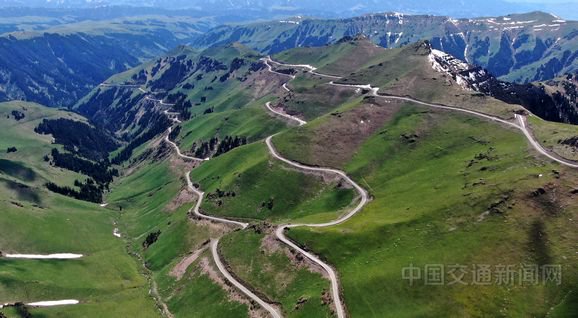 图为独库公路乔尔玛至那拉提段.