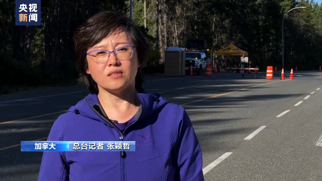 总台记者 张颖哲:沿途这些工作人员告诉我们非常危险,由于大火引发了