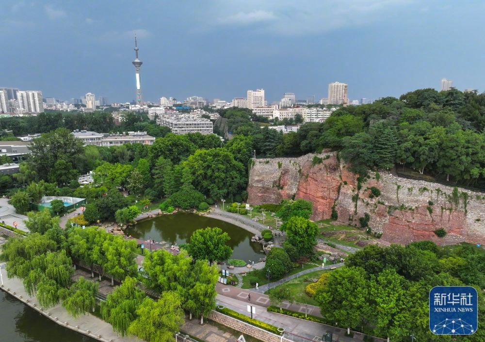 南京石头城(6月10日摄,无人机照片).