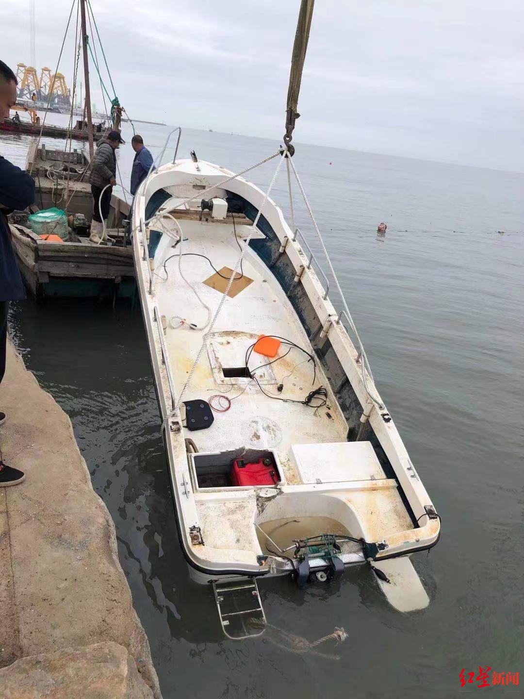 ↑力叔驾驶的小艇被发现后被打捞上岸