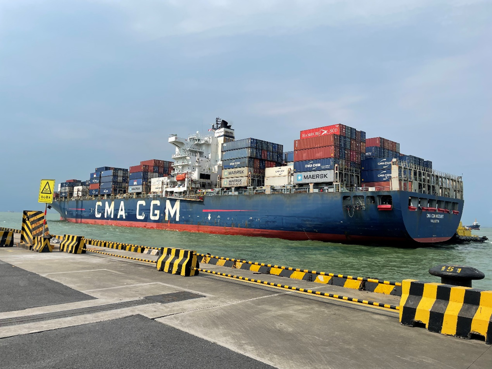 6月13日,一艘货船正在靠岸广州港南沙港区码头.新华网 陈畅 摄