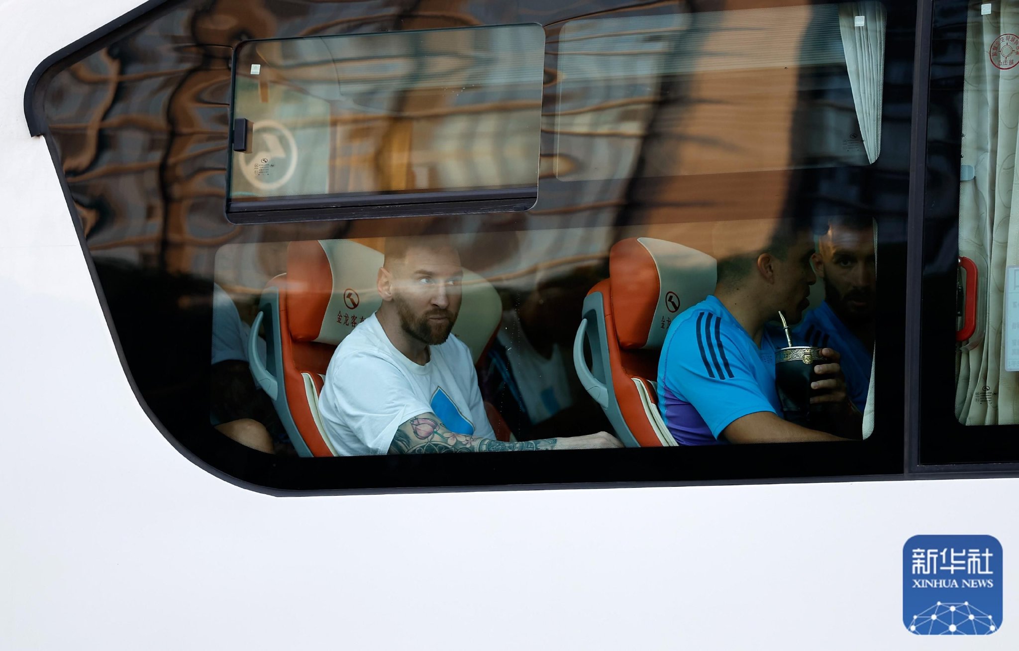 梅西乘坐球队大巴抵达工体.新华社记者 王丽莉 摄