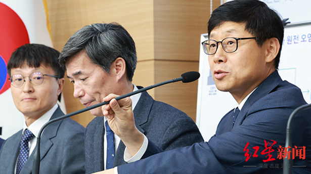 ↑韩国海洋水产部副部长宋相根在新闻发布会上发言