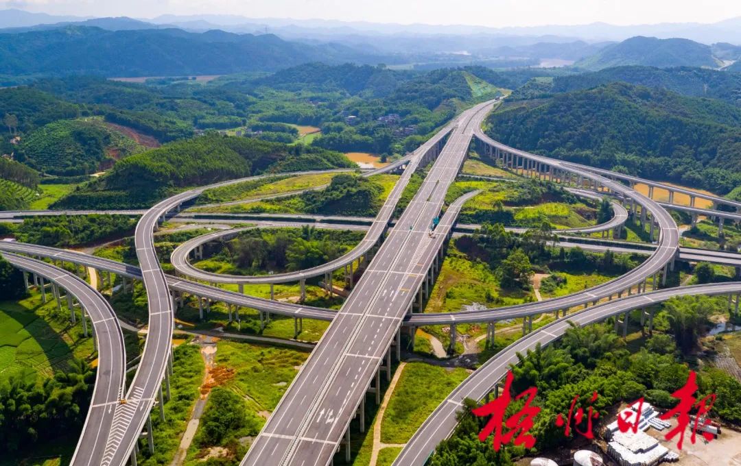 加快建设完善高效畅达立体的交通网络,全方位提升城市交通的体验