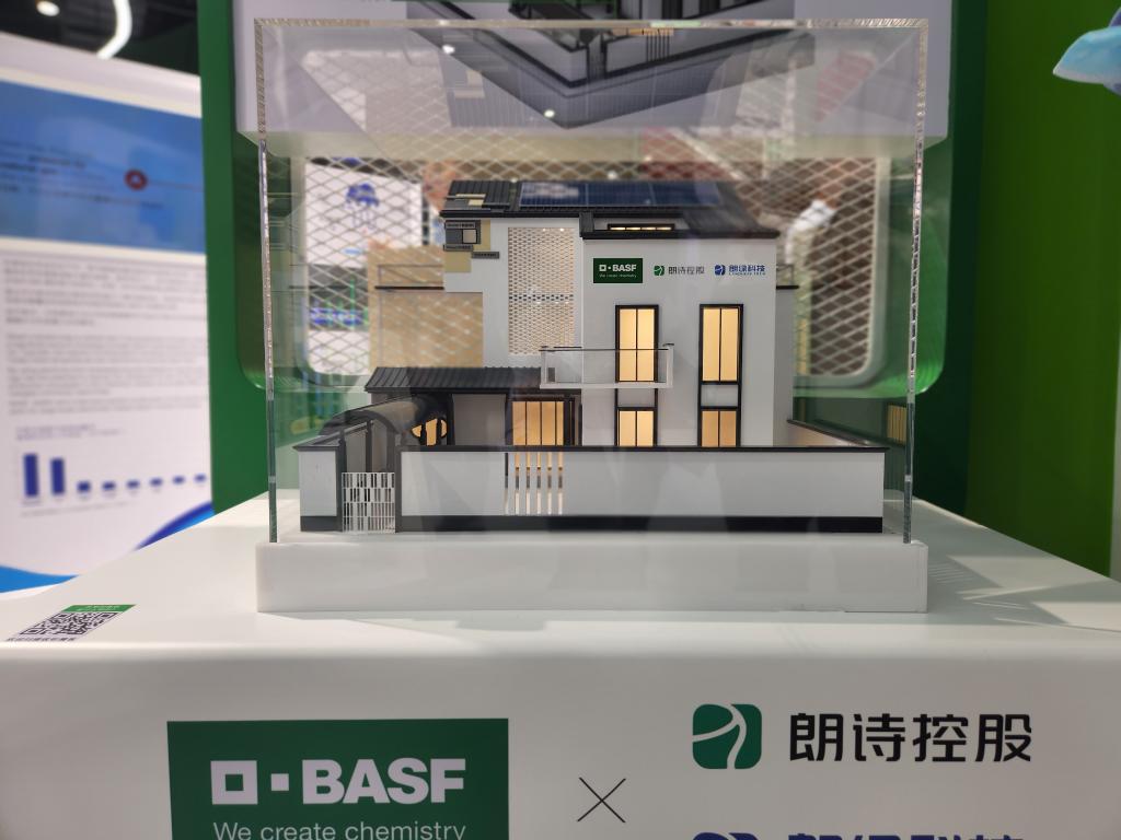 碳博会上巴斯夫展台的“零碳健康舒适小屋”模型。新华社记者王默玲　摄