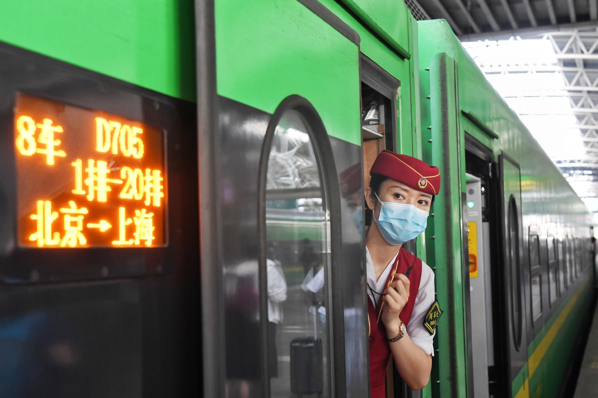 d705/706次列车往返北京和上海,全程1463公里,由中国铁路北京局集团