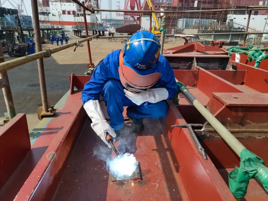 中国船舶广船国际公司要求焊接作业时必须规范穿戴防护装备.赵芸 摄