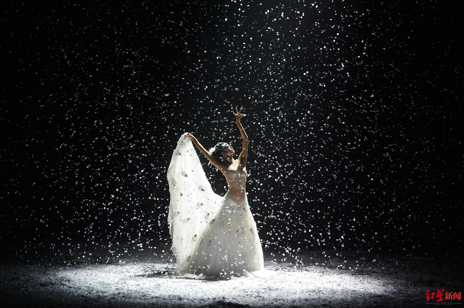 孔雀舞男舞者造型惹热议,杨丽萍回应:要从头看_新浪科技_新浪网