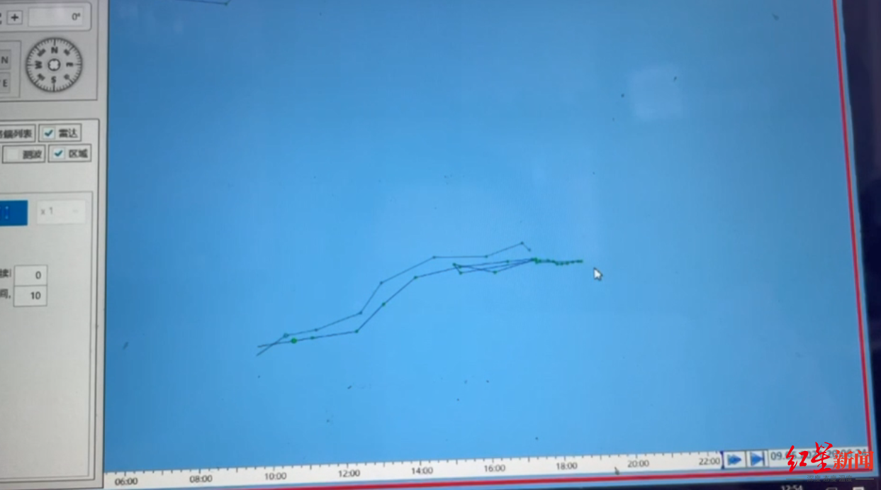 ↑海警向姗姗提供的一段雷达视频显示，2011年5月9日晚，在姗姗父亲作业的水域，曾有两艘船出现较长时间的并行和重合