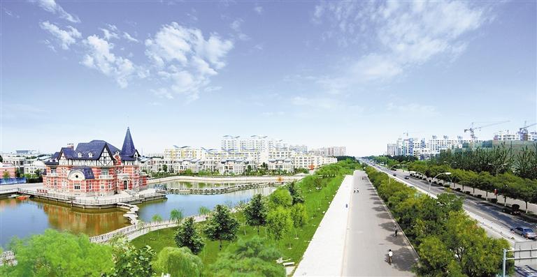 永清县神农文化园内,游客在采摘黑桃.