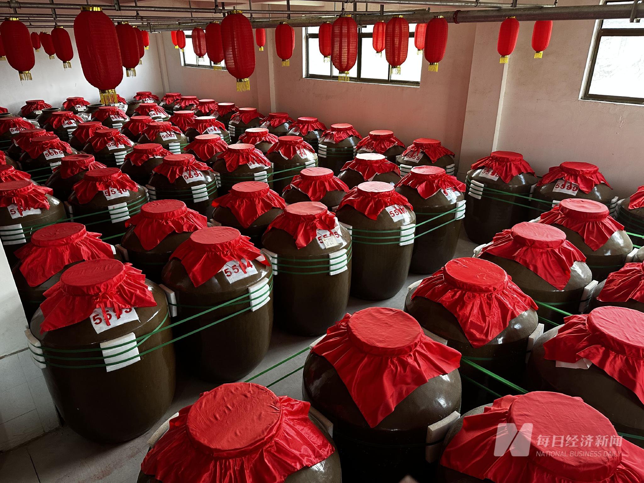 迎驾贡酒原酒坛库. 图片来源:每经实习记者 黄海 摄