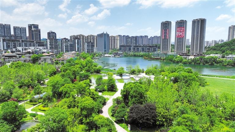 生态宜人的泉湖公园. 通讯员 覃伟 摄