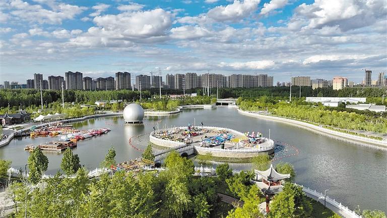 御龙河公园. 本报记者 贾珺 摄