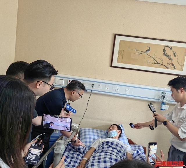 (6月14日,湖南省张家界桑植县委常委,副县长陈星来到病房看望慰问.