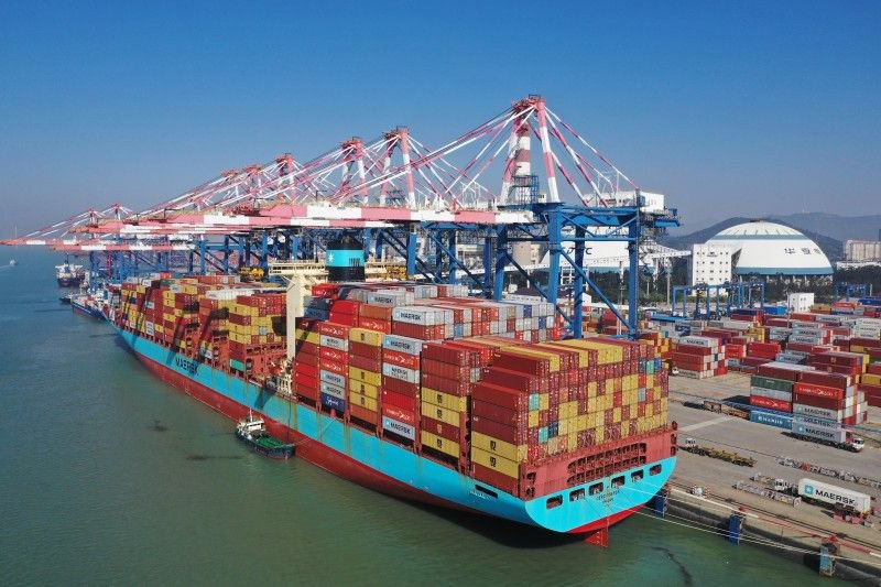 超大型集装箱船舶靠泊厦门港嵩屿码头作业 省交通厅供图