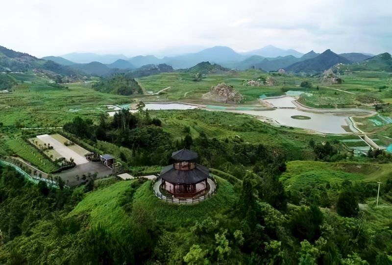 图为治理后的赣州市寻乌县文峰乡上甲村柯树塘废弃矿山.