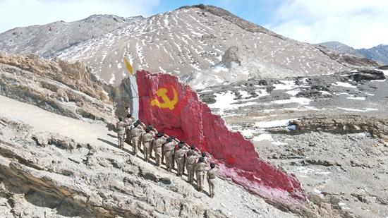 巡逻路上,新疆军区某边防连官兵在党旗山前组织宣誓仪式.索延客/摄