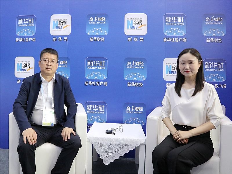 6月15日，虎林市委副书记、市长温永豹（左一）接受新华访谈栏目采访