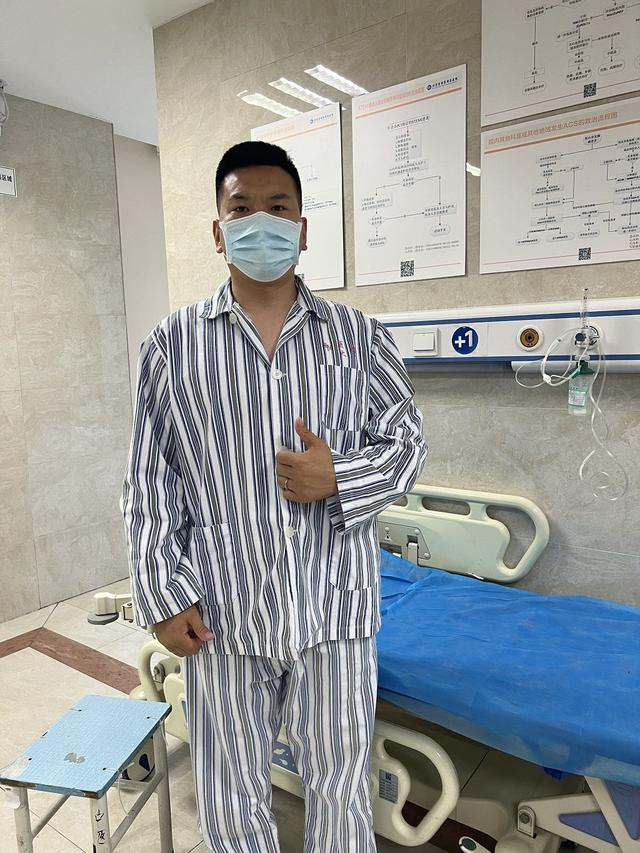 2022年6月3日,王龙救人后虚脱晕倒送到医院治疗.受访者供图