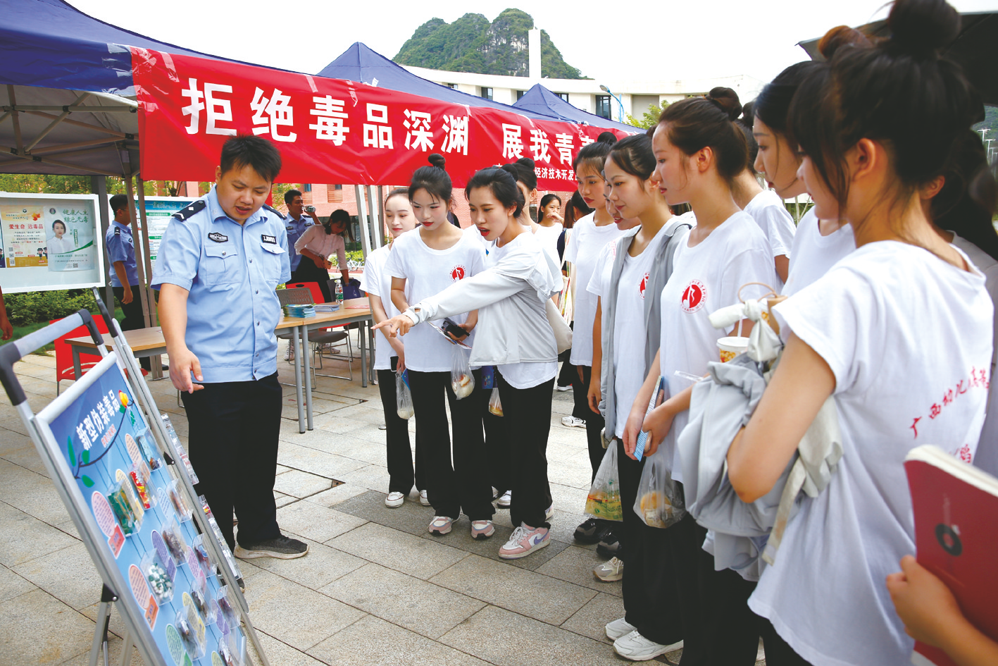 &nbsp;&nbsp;&nbsp;&nbsp;禁毒办工作人员教学生识别毒品种类 本报