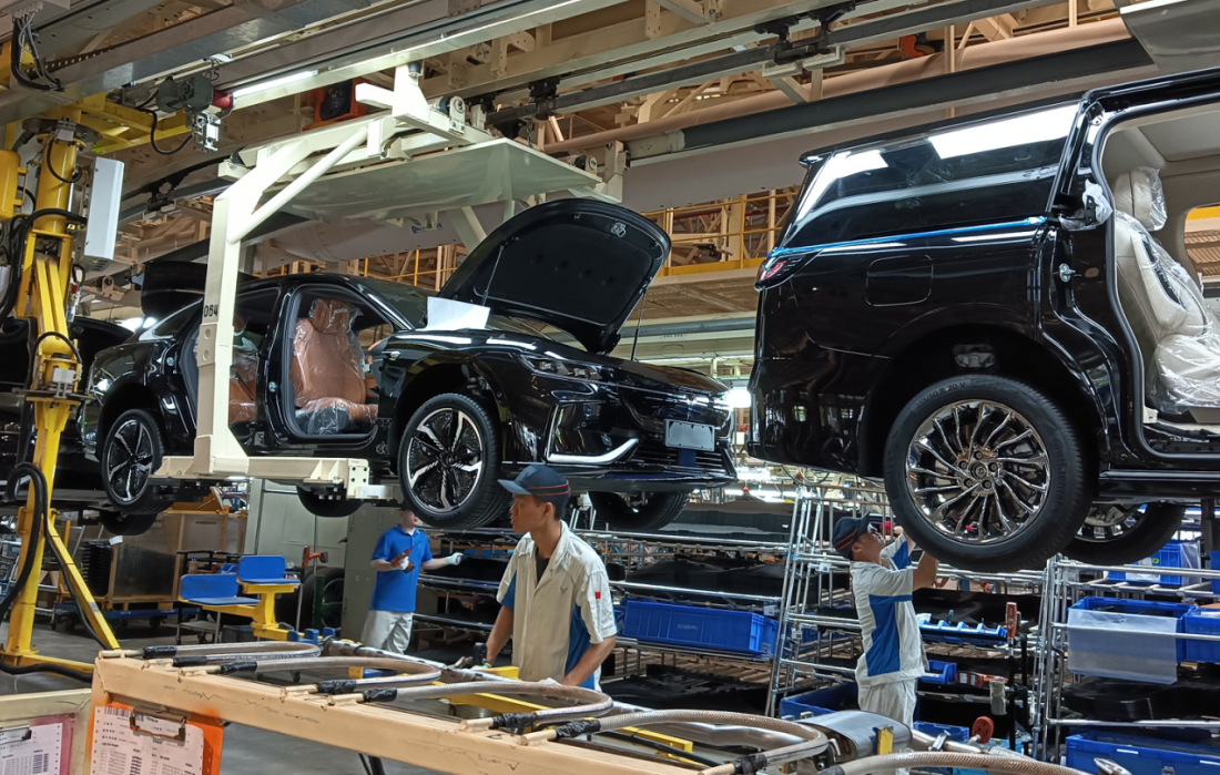 (工人在岚图汽车柔性生产线上忙碌.张家振/摄影)