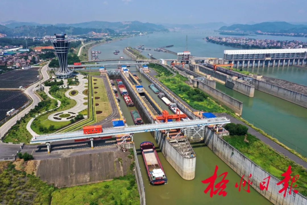 船只依次进入长洲水利枢纽船闸.何鎏 摄(资料图)