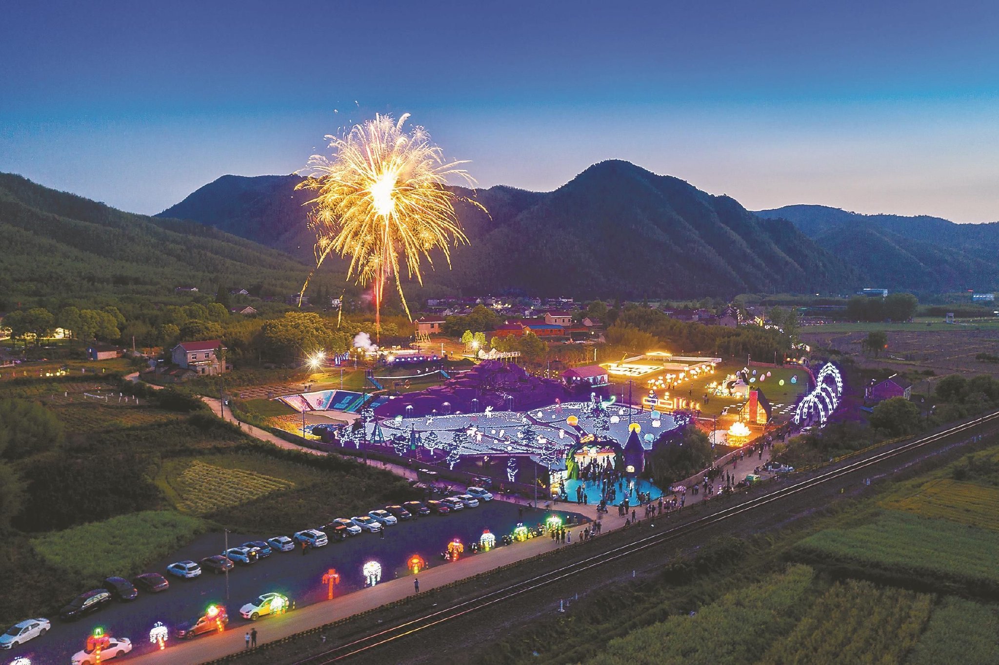 宁国市港口镇西村村道两旁的灯光艺术装置让这个依山傍水的小山村在