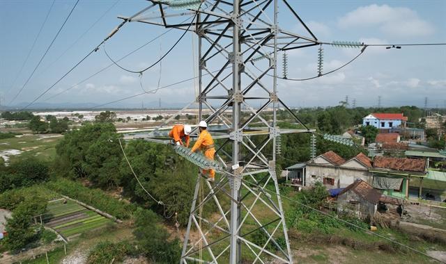 ↑越南工人检修电网