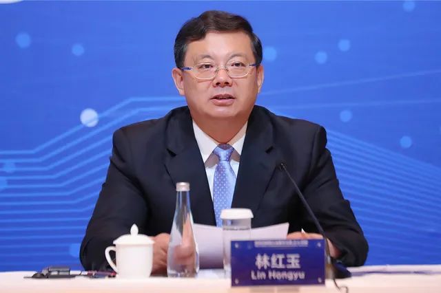 济宁市委书记,市人大常委会主任林红玉在发布会上发言