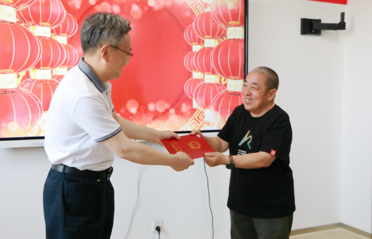 等了23年,核心城区一老楼60余户居民喜获"大红本"|房产证_新浪财经